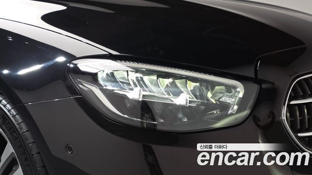 Mercedes-Benz E-Class 2023 — photo 8