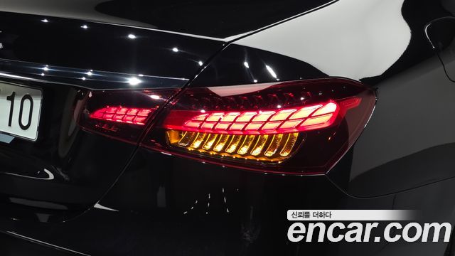 Mercedes-Benz E-Class 2023 — photo 9