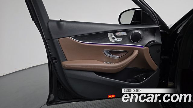 Mercedes-Benz E-Class 2023 — photo 14