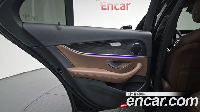 Mercedes-Benz E-Class 2023 — photo 15