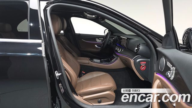 Mercedes-Benz E-Class 2023 — photo 16