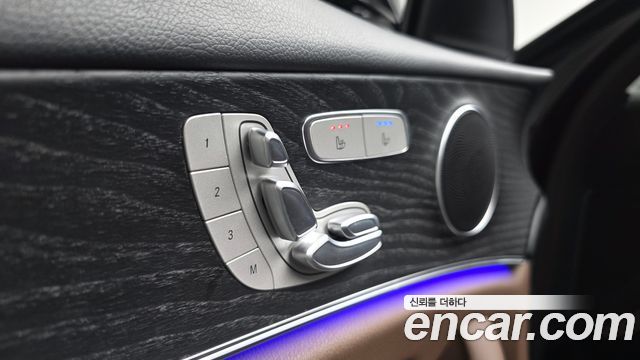 Mercedes-Benz E-Class 2023 — photo 36
