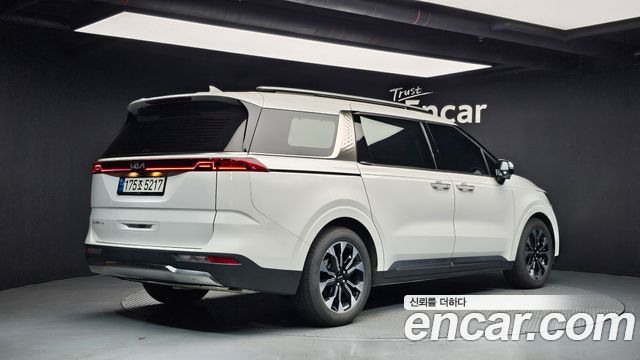 Kia Canival 2023 — photo 2