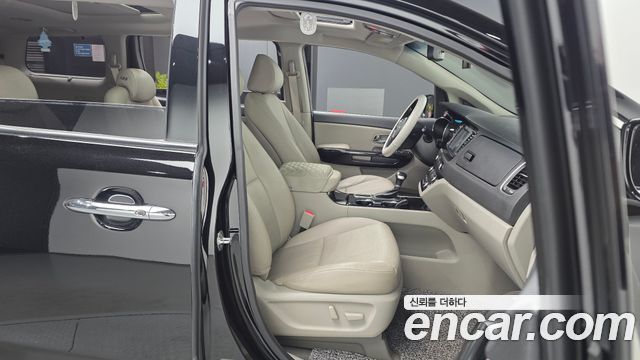 Kia Canival 2019 — photo 17