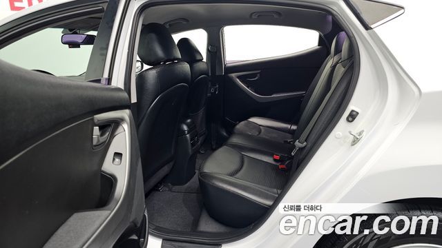 Hyundai AVANTE 2015 — photo 17