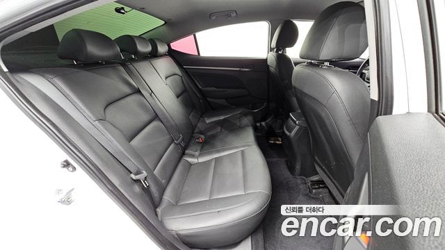 Hyundai AVANTE 2018 — photo 17