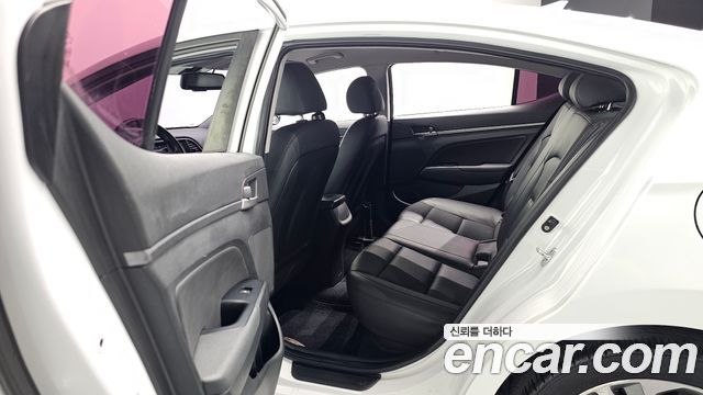 Hyundai AVANTE 2018 — photo 18