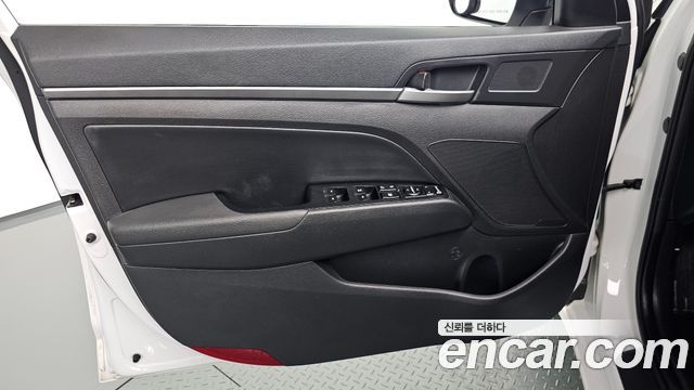 Hyundai AVANTE 2018 — photo 14