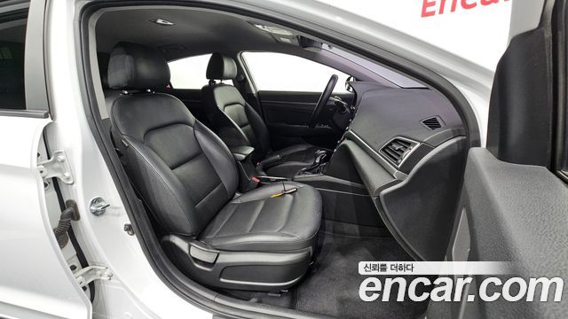 Hyundai AVANTE 2018 — photo 16