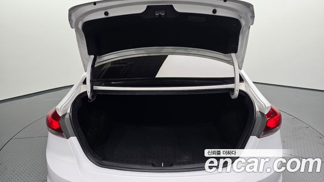 Hyundai AVANTE 2018 — photo 30