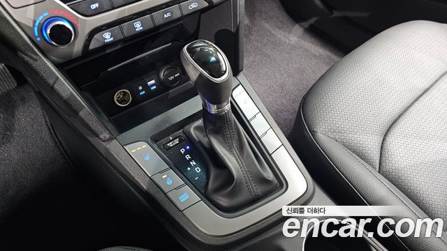 Hyundai AVANTE 2017 — photo 12