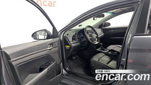 Hyundai AVANTE 2017 — photo 13