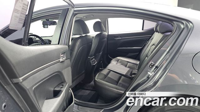 Hyundai AVANTE 2017 — photo 17