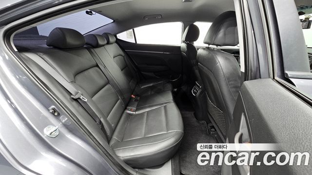 Hyundai AVANTE 2017 — photo 18