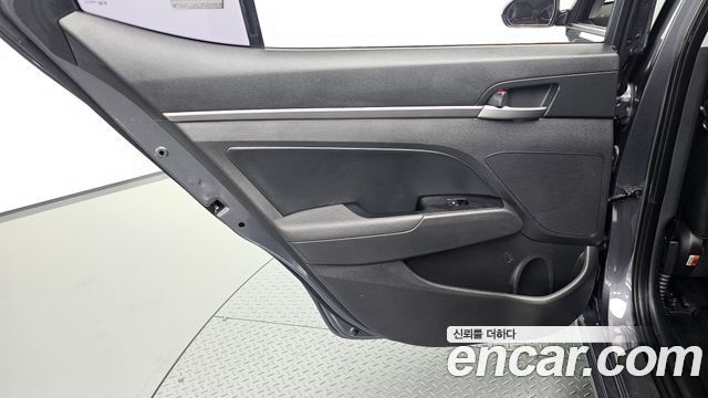 Hyundai AVANTE 2017 — photo 15