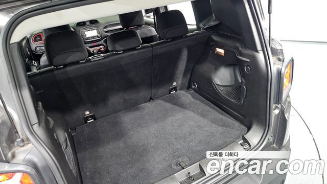 Jeep Renegade 2017 — photo 31