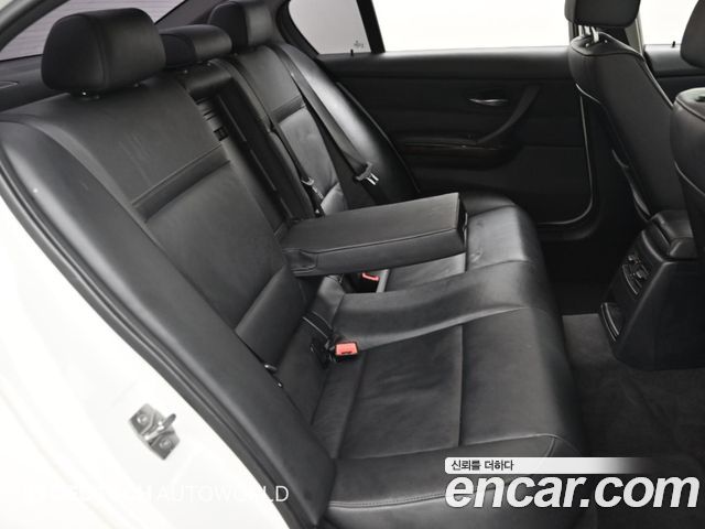 BMW 3-Series 2011 — photo 12
