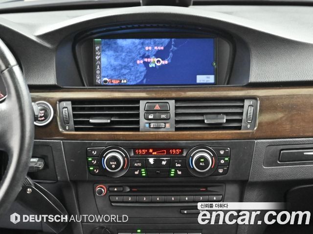 BMW 3-Series 2011 — photo 14
