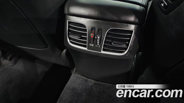 Genesis G80 2017 — photo 31