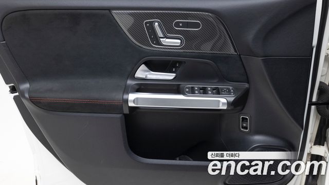 Mercedes-Benz GLB-Class 2021 — photo 15