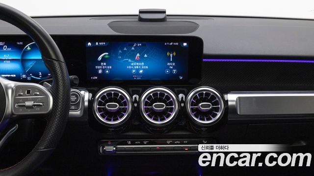 Mercedes-Benz GLB-Class 2021 — photo 16