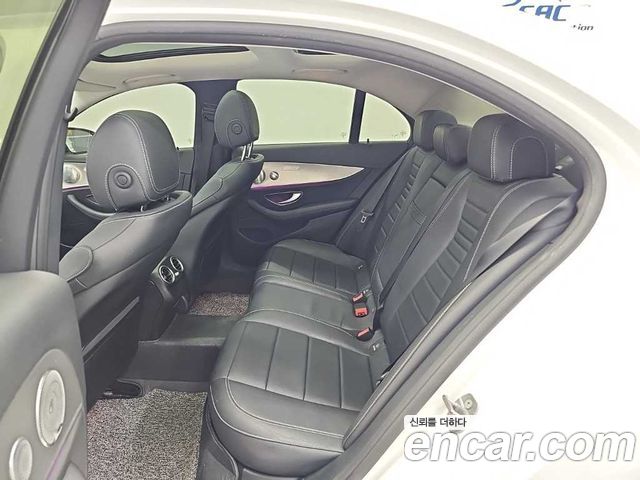 Mercedes-Benz E-Class 2017 — photo 12