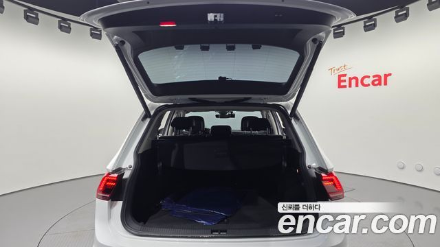 Volkswagen Tiguan 2018 — photo 18