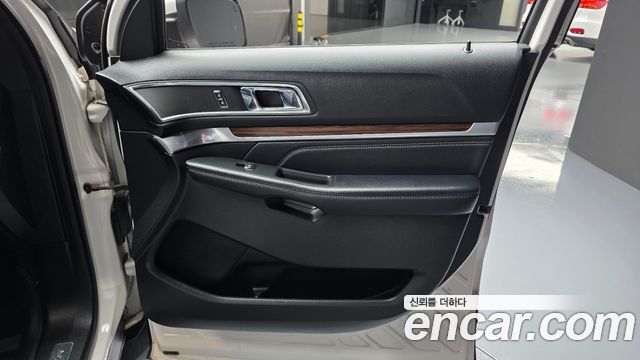 Ford Explorer 2017 — photo 15