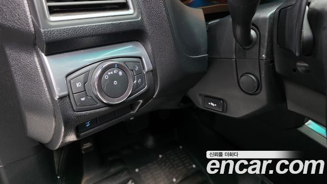 Ford Explorer 2017 — photo 32