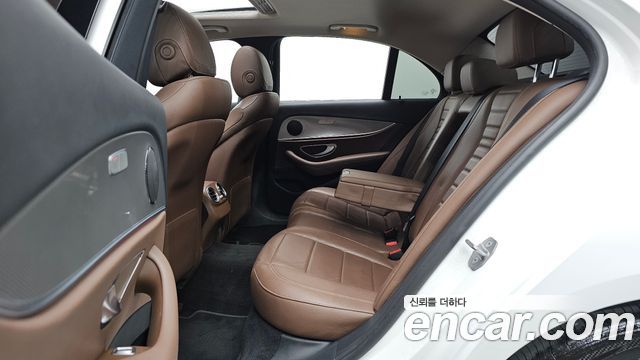 Mercedes-Benz E-Class 2018 — photo 11