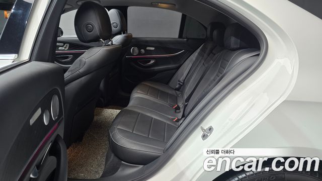 Mercedes-Benz E-Class 2019 — photo 18