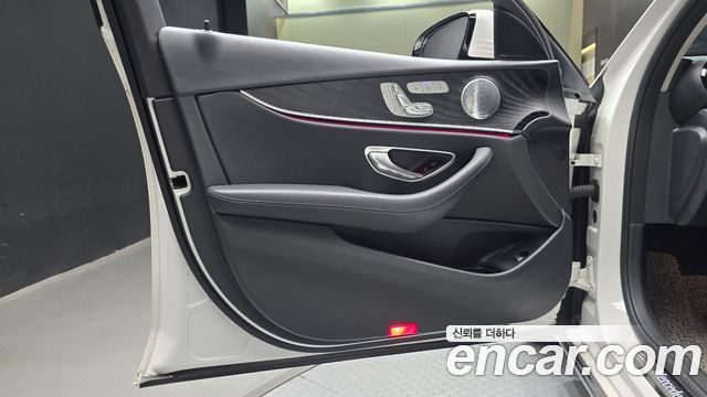 Mercedes-Benz E-Class 2019 — photo 14