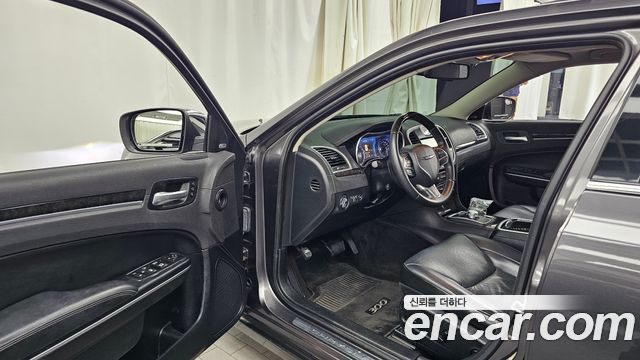 Chrysler 300C 2017 — photo 10