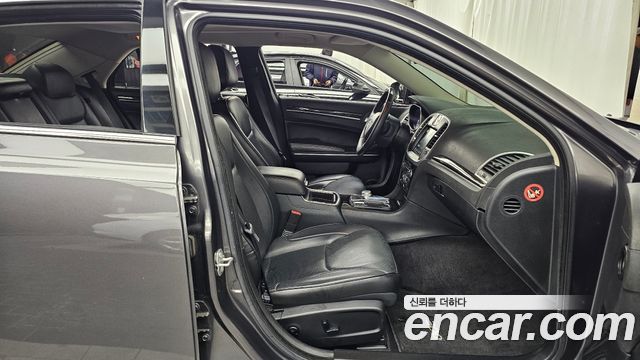Chrysler 300C 2017 — photo 11