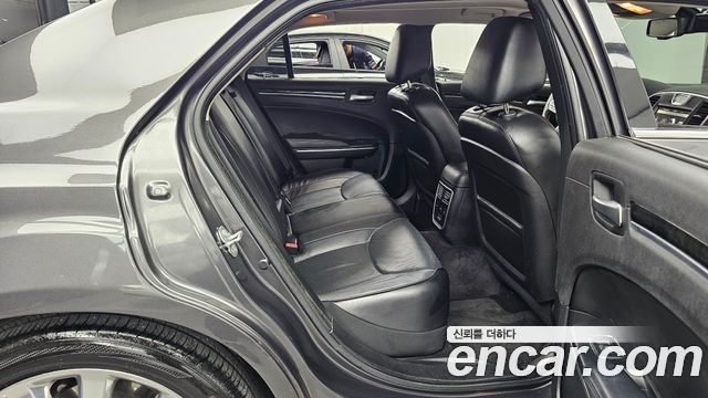 Chrysler 300C 2017 — photo 12