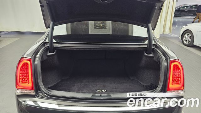 Chrysler 300C 2017 — photo 20