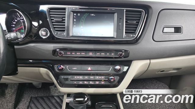 Kia Canival 2016 — photo 14