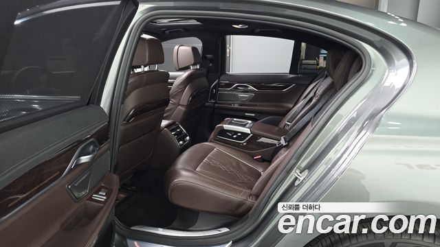 BMW 7-Series 2016 — photo 11