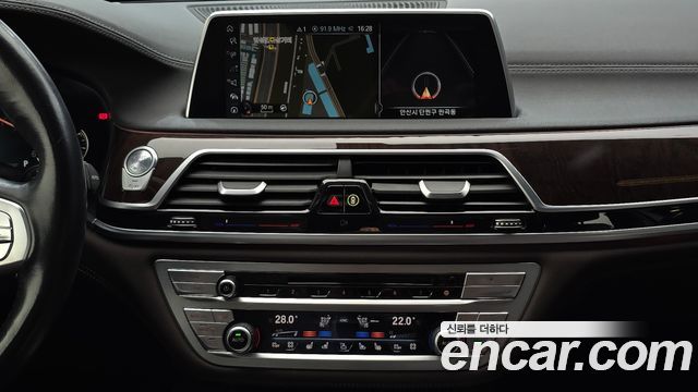 BMW 7-Series 2016 — photo 18