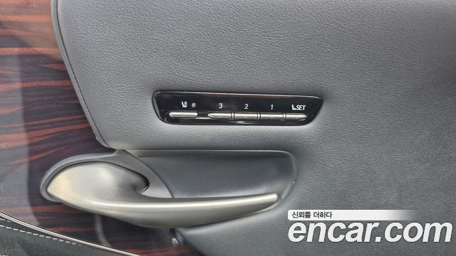 Lexus LS 2021 — photo 30