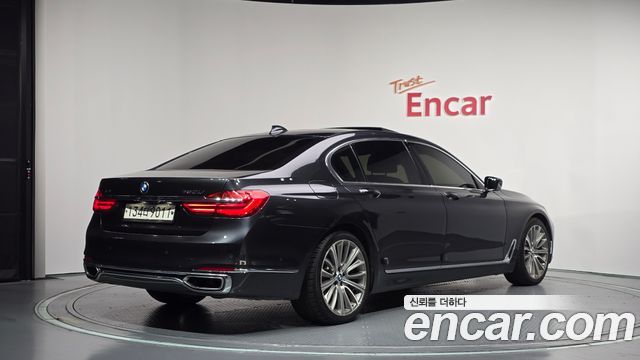 BMW 7-Series 2017 — photo 2