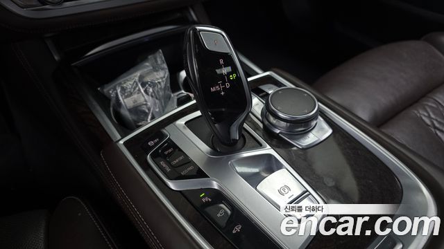 BMW 7-Series 2017 — photo 9