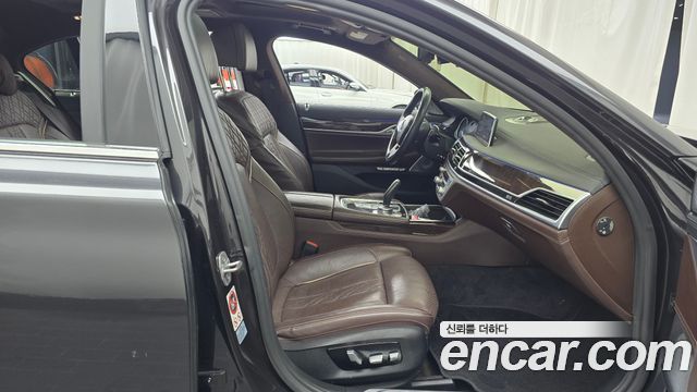BMW 7-Series 2017 — photo 11