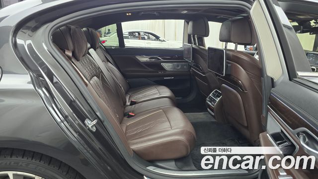 BMW 7-Series 2017 — photo 12