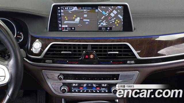 BMW 7-Series 2017 — photo 14