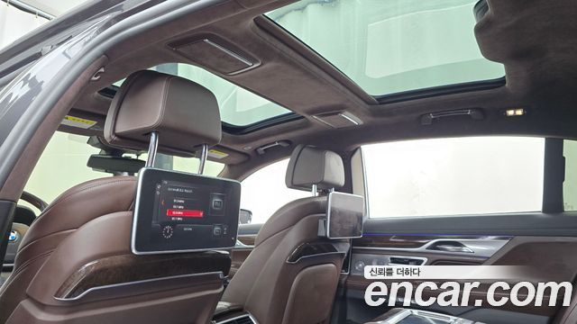 BMW 7-Series 2017 — photo 17