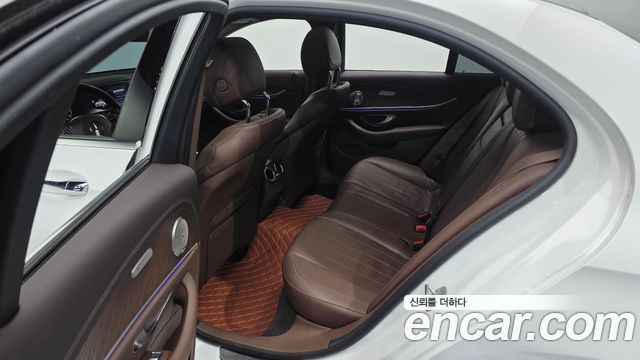 Mercedes-Benz E-Class 2017 — photo 11