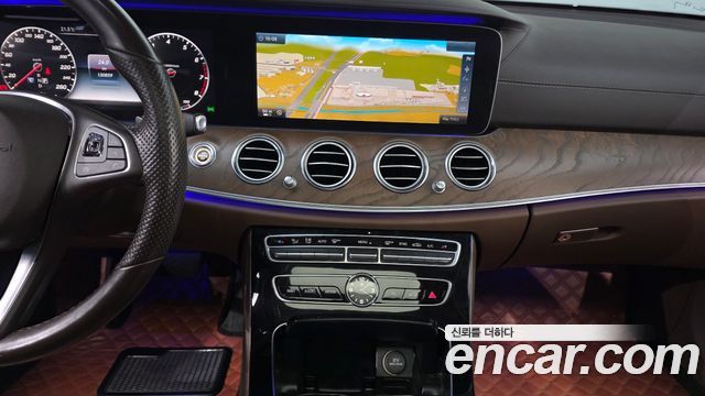 Mercedes-Benz E-Class 2017 — photo 16