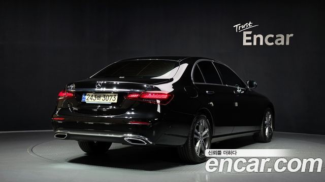 Mercedes-Benz E-Class 2023 — photo 2