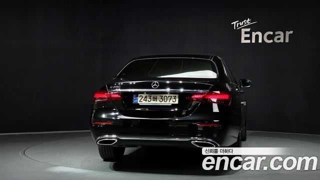 Mercedes-Benz E-Class 2023 — photo 4